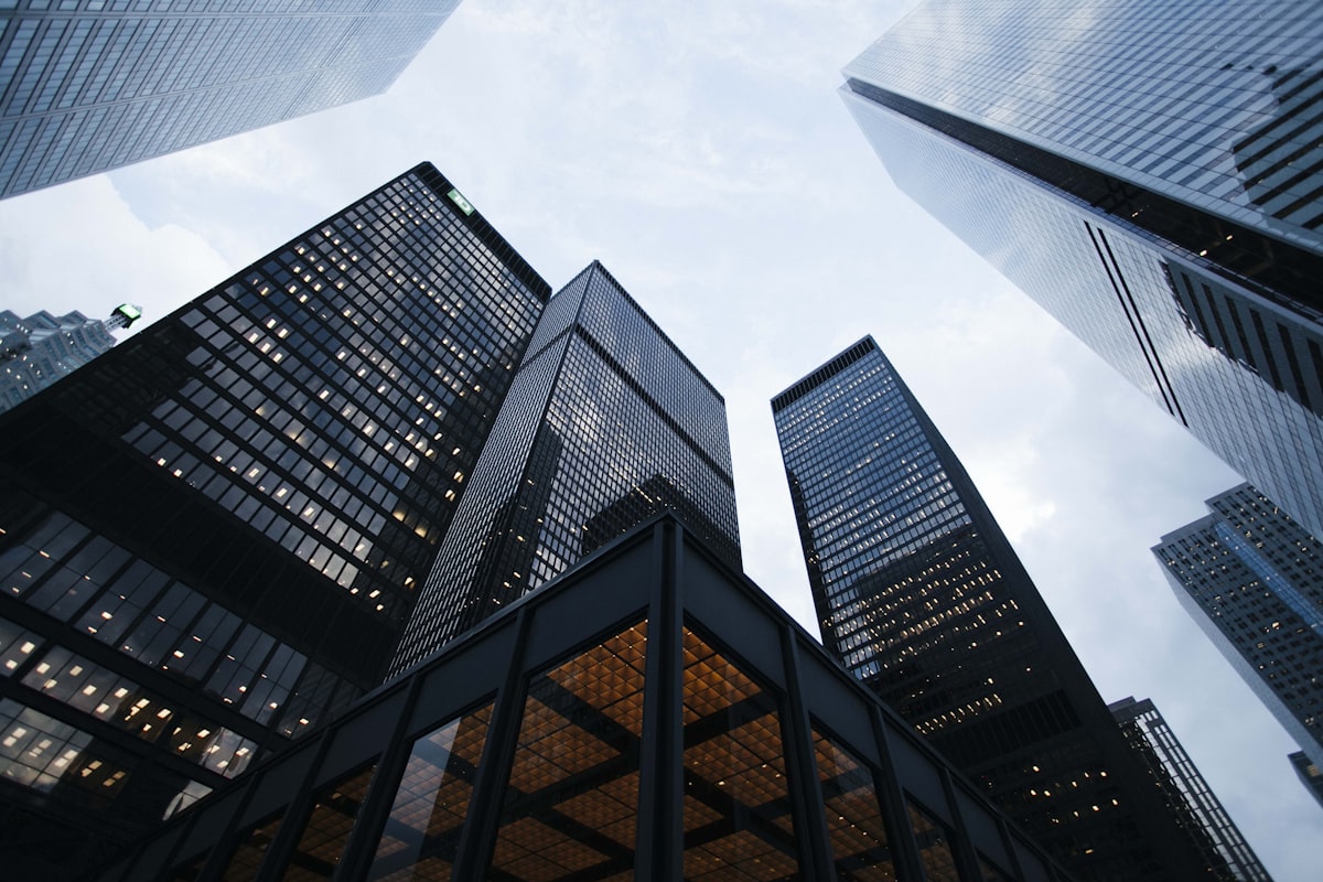 Edifícios corporativos representando finanças e M&A